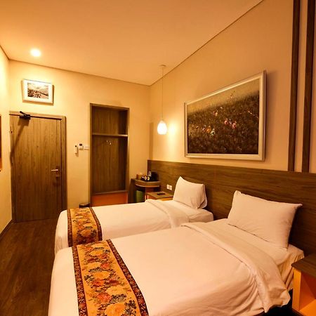 Super 8 By Wyndham Solo Hotel Exterior photo