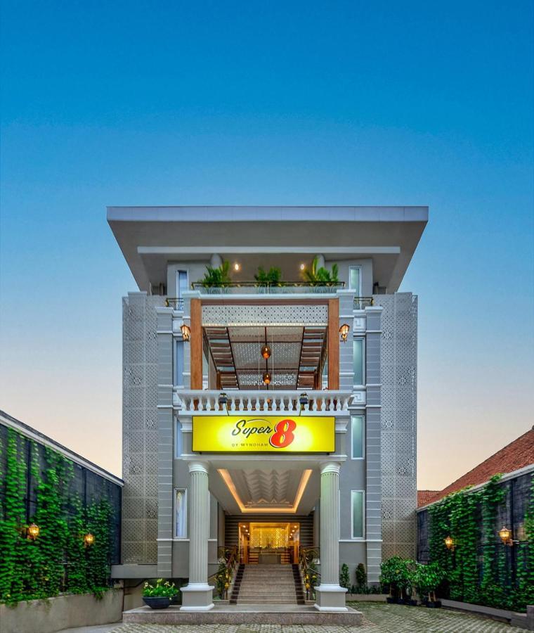 Super 8 By Wyndham Solo Hotel Exterior photo