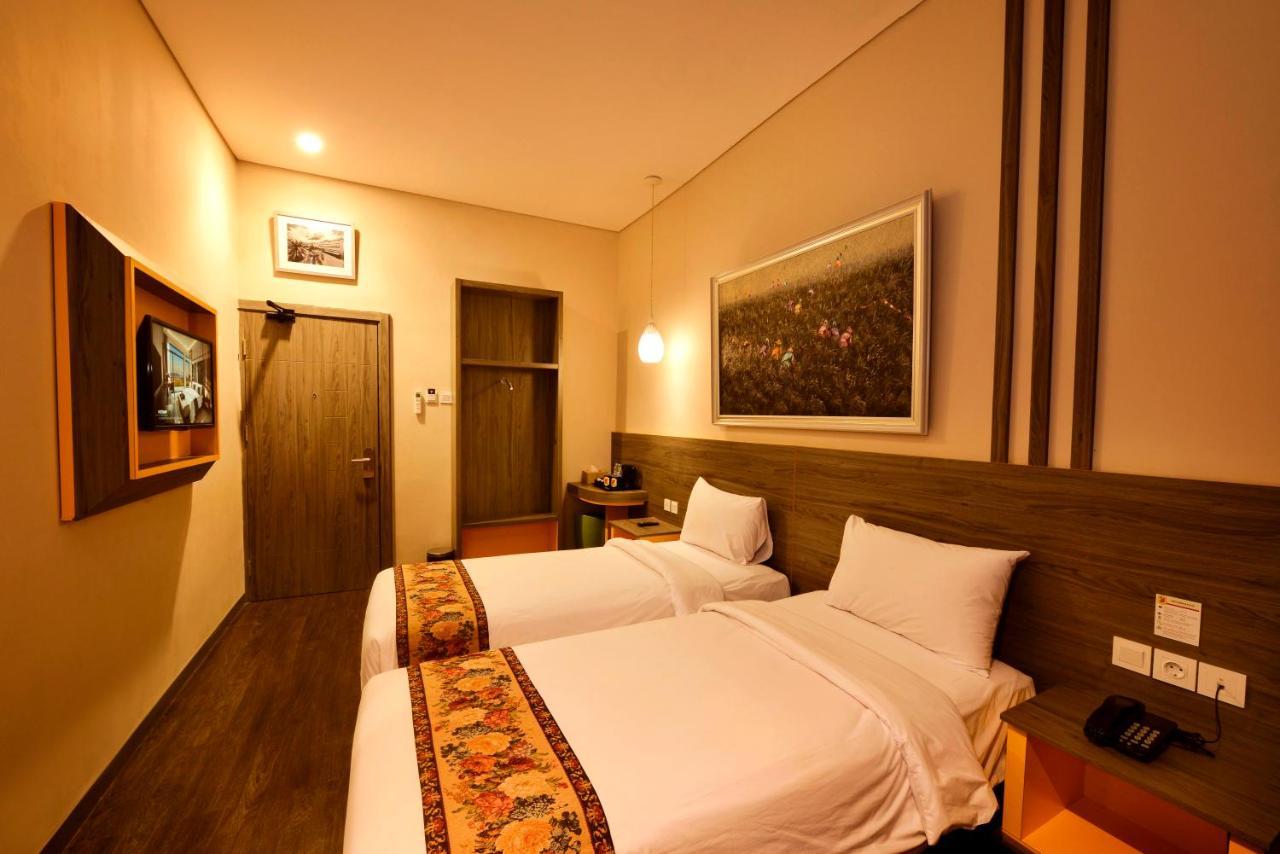 Super 8 By Wyndham Solo Hotel Exterior photo