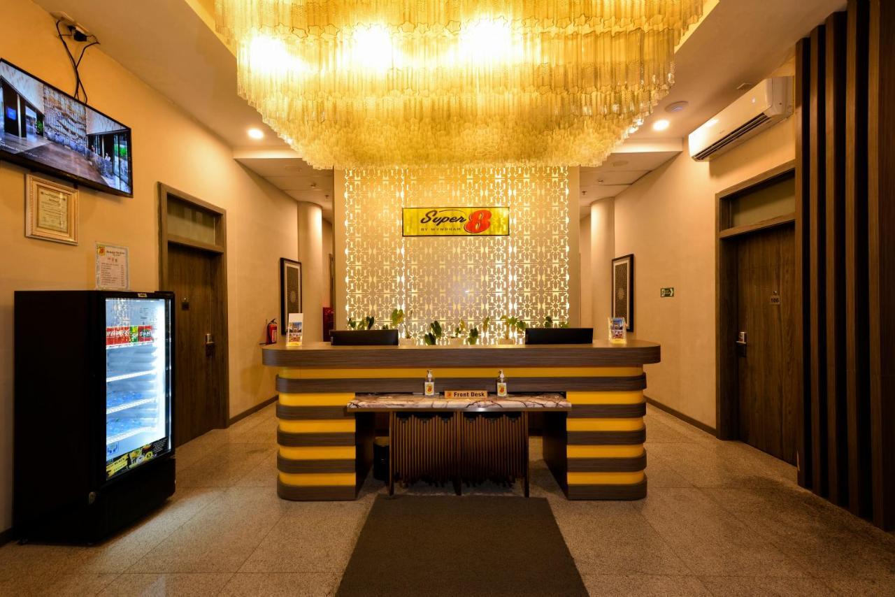 Super 8 By Wyndham Solo Hotel Exterior photo
